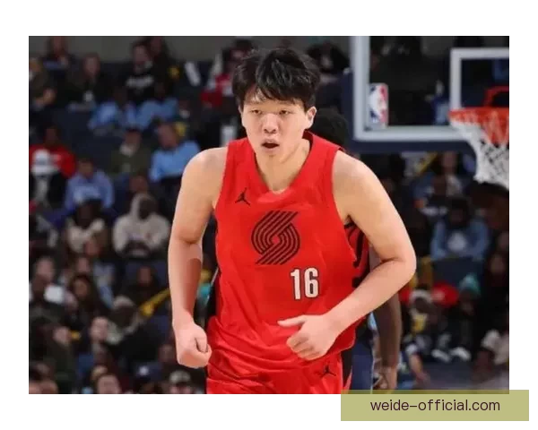 杨瀚森6+4遭针对被对手抱摔放倒却吃技术犯规 球迷怒吼裁判判罚不公